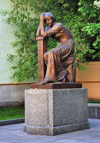 pamiatnik_tsvet